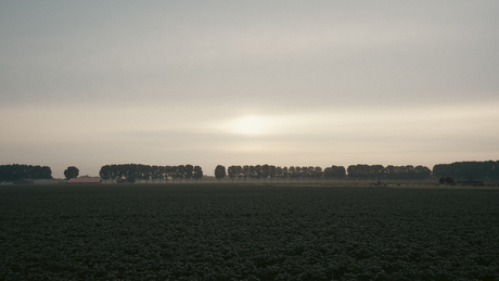 Bewolkte zonsopkomst