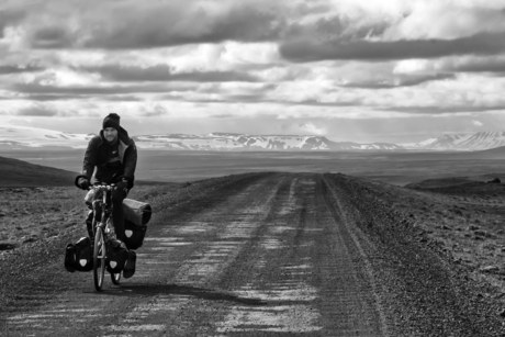 Eenzame fietser in IJsland