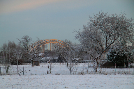 Brug in avond licht