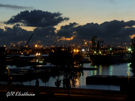 Schemering over de Waalhaven