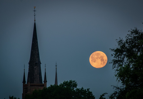 Volle maan boven kerk van Haps