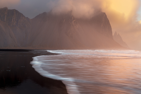 Zachte golven bij Vestrahorn