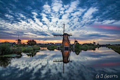 Kinderdijk bij zonsondergang