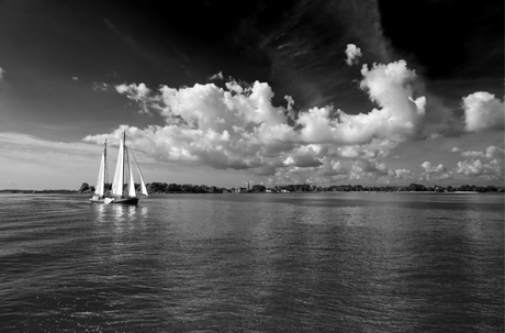 Met volle zeilen de haven uit