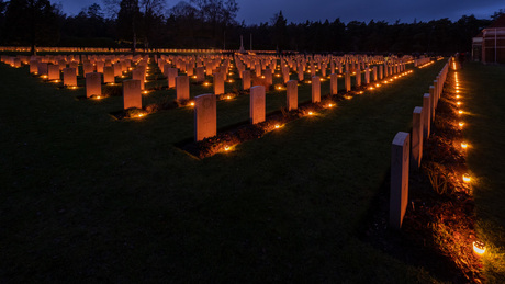 1400 lichtjes op de Canadese begraafplaats in Holten