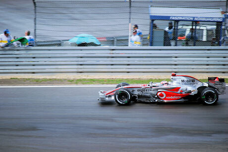 Alonso vol in de ankers voor de hairpin