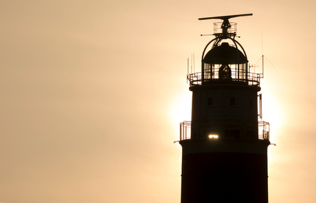 Eierland vuurtoren voor een gouden lucht