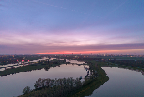 Magische zonsondergang boven de Lekdijk