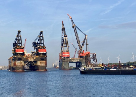 De Sleipnir en de Thialf (Heerema)