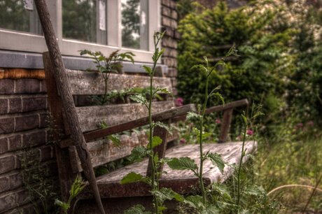 Tuinbank met schoffel