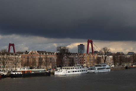 Donkere wolken pakken zich samen boven Rotterdam.