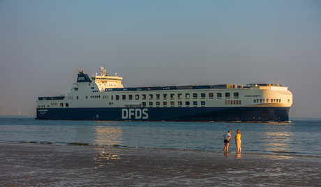 Strandtafereel Vlissingen bij avondlicht - foto Jan Korebrits