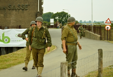 Reenactors Amerikaanse parachutisten op weg naar hun uitgangspositie.