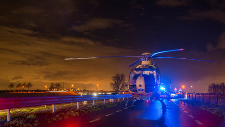 Traumahelikopter in de nacht
