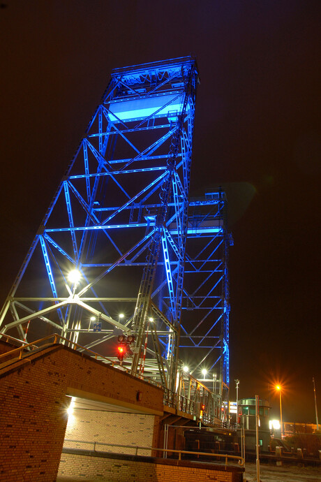 Hefbrug in fluoriserend blauw