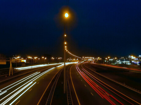 de snelweg bij avond