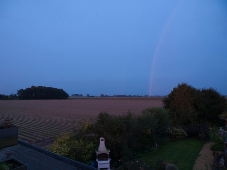 ochtendrode waas over het land