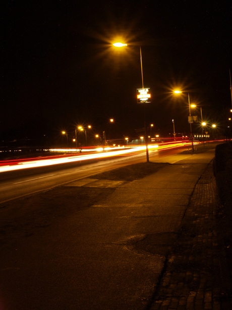 Straatweg bij nacht