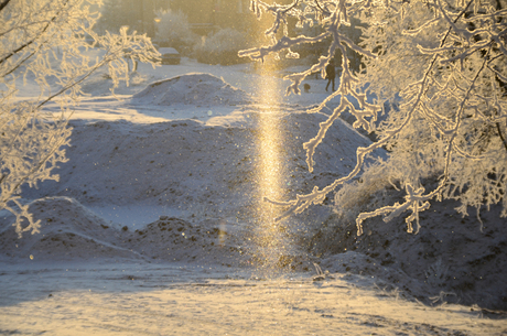 Stuifsneeuw in een zonnestraal