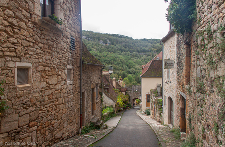 Stijl straatje met stadspoort