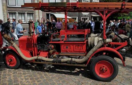 Uitgebluste brandweerwagen