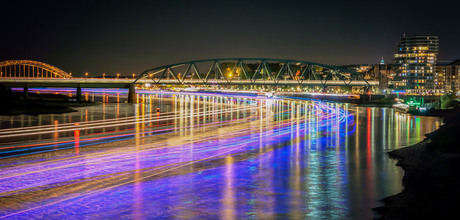 Nachtboten op de Waal bij Nijmegen