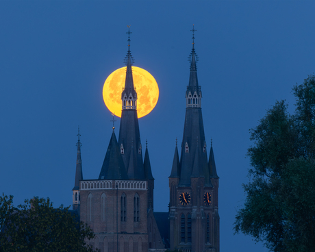 Volle maan en de Sint-Martinuskerk in Cuijk