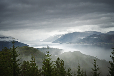 Tussen Fjord en Wolken