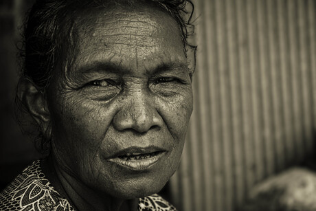 Portret in sepia van een oudere Indonesische vrouw