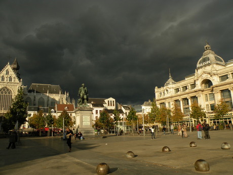 Groenplaats met dreigende wolken