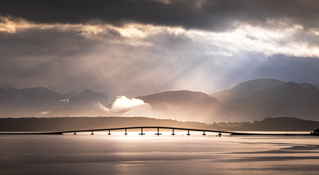 Zonnestralen boven de Bolsøybrua