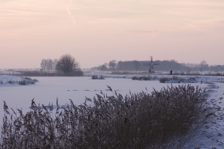 Rivier in winters landschap.