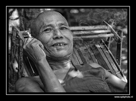 Rokende boeddhistische monnik