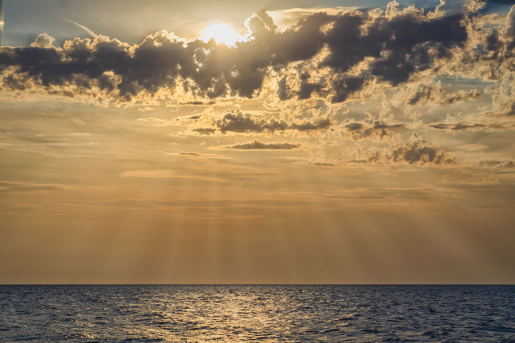 Clouds come floating into my life, no longer to carry rain or usher storm, but to add color to my sunset sky. - Met dit grijze weer snak ik naar een straaltje zonneschijn. 
Gelukkig kan ik altijd terugdenken aan dit prachtige moment op de boot in Kroatië. De gl - foto door Look.at.You op 29-02-2024 - locatie: Kroatië - deze foto bevat: wolk, water, lucht, atmosfeer, dag, nagloed, licht, schemering, waterlichaam, zonlicht
