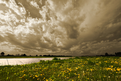 Dreigende lucht boven Keent