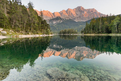 De Eibsee bij de Zugspitze bij zonsondergang