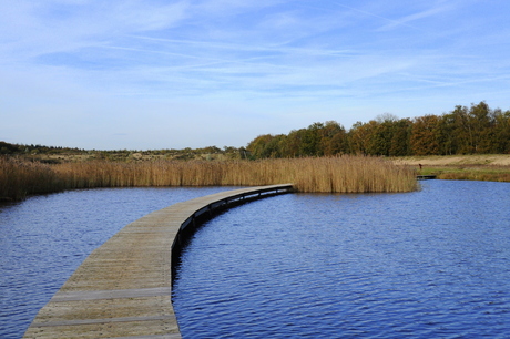 over het water