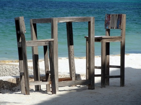 Tafel en stoelen op strand