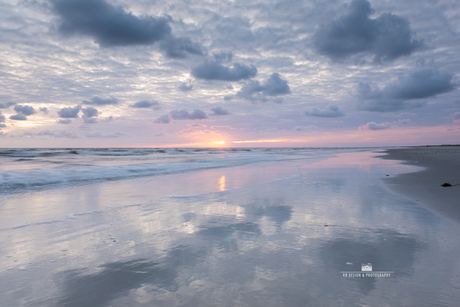 Wolken en reflectie op het strand van Ameland