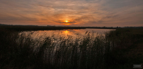 Ondergaande zon nabij Giethoorn