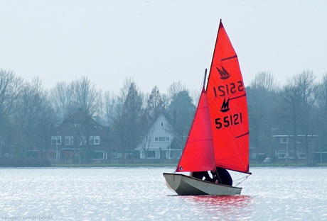 Rood zeilbootje