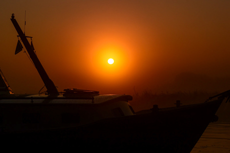 Zonsopkomst bij het water