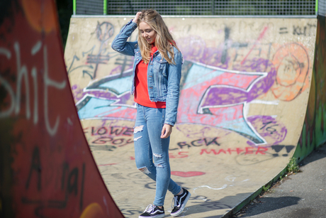 Meisje bij skatepark