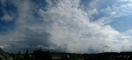 Cumulonimbus capillatus incus praecipitatio (CL9)