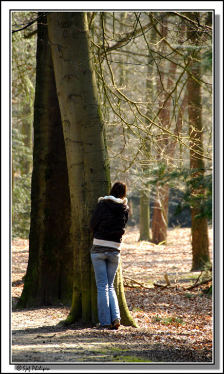 Eventje verstopt achter de boom