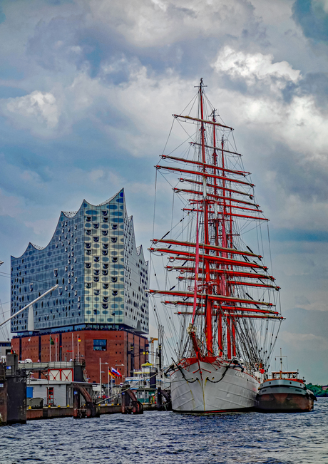 Elbphilharmonie en haven Hamburg - foto Jan Korebrits