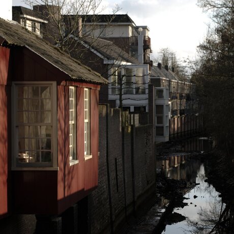 Rood huis boven water