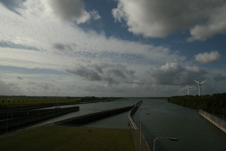 Lijnenspel met wolken in Zeeland.