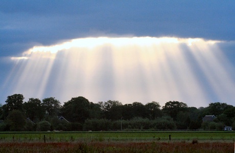 Achter de wolken schijnt.......