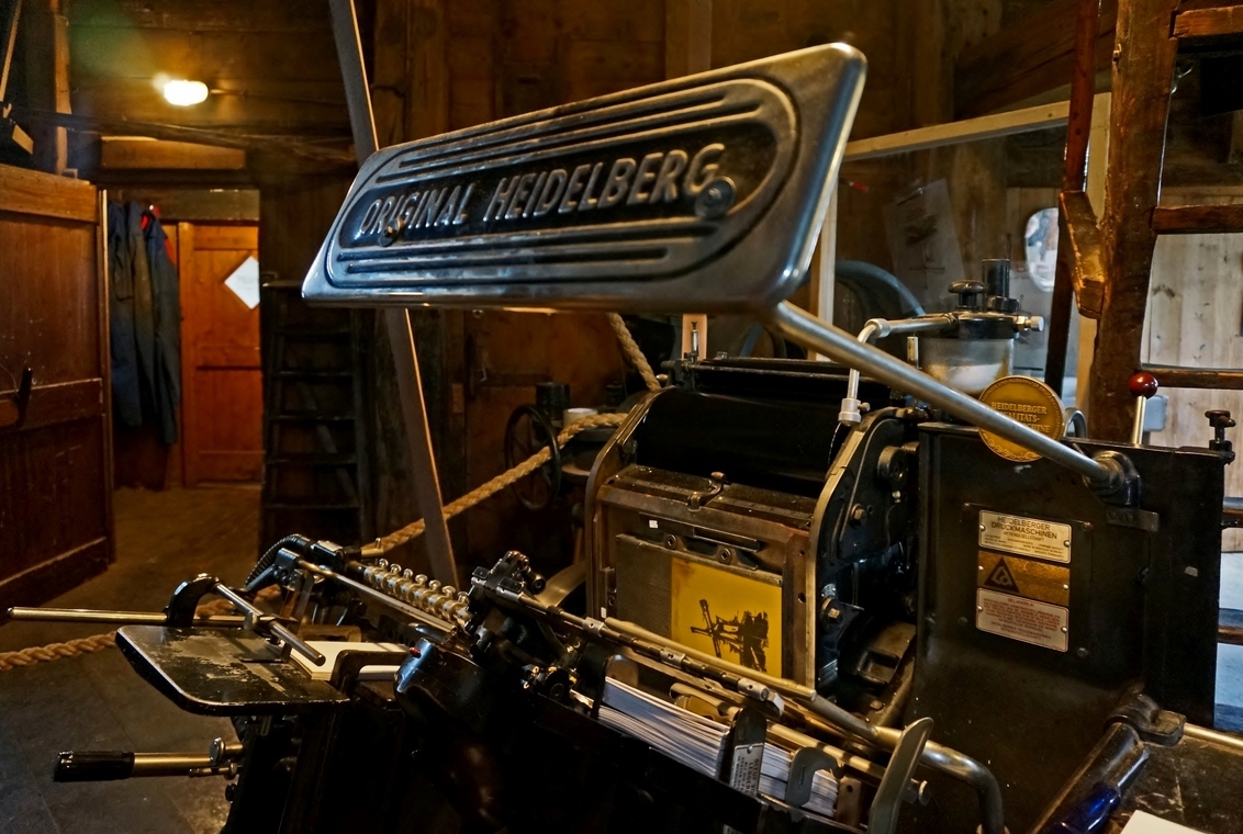 Drukpers in de oude omgeving . . - foto van 1103 - Zoom.nl